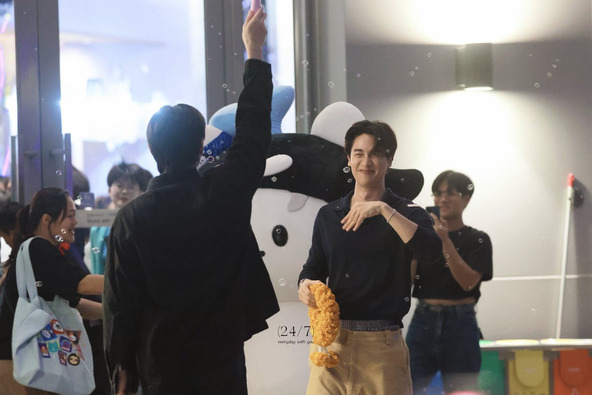 247withuuuu's tweet photo. 02/08/25

Family time🥰

TAYNEW POLCASAN FANSIGN
#มหกรรมนิยายนานาชาติ2025xTN
#เตนิว #TayNew 
@Tawan_V @new_thitipoom @polcasan_GMMTV https://t.co/Wn8Sqiu9oe