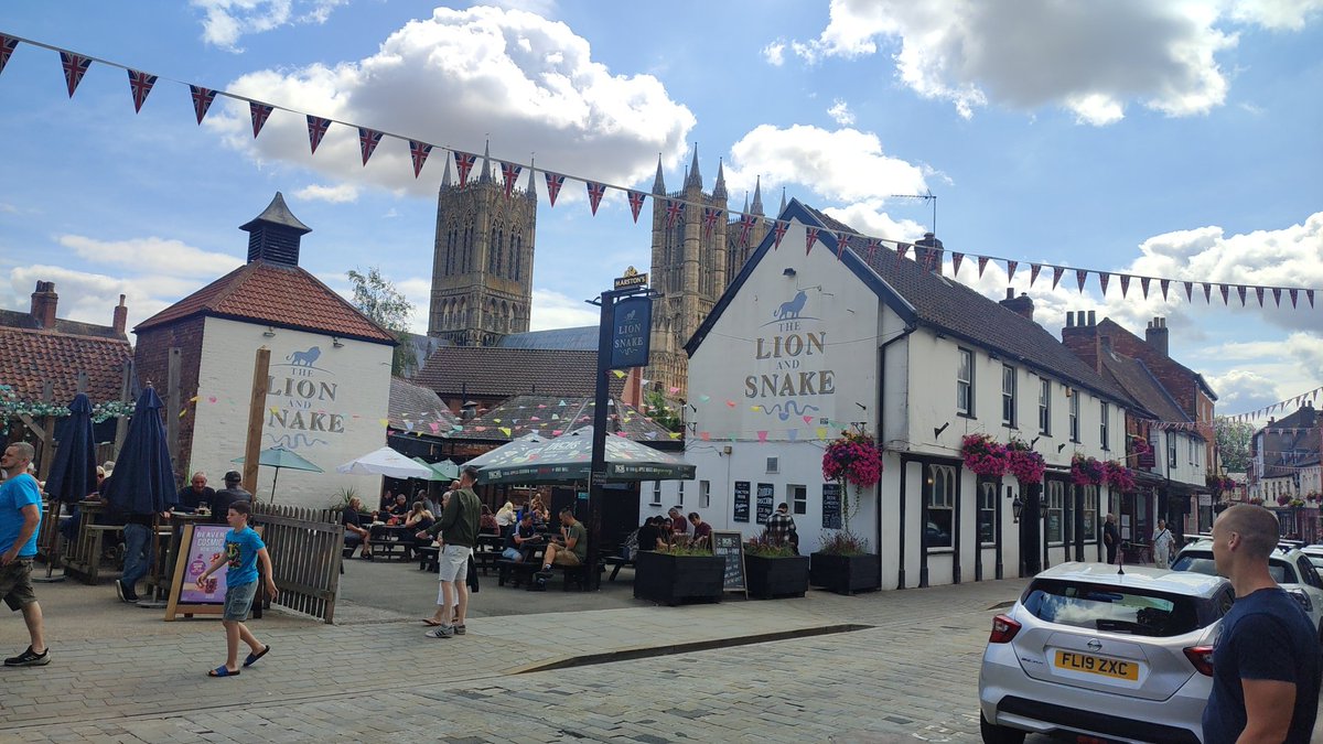 First time at Lincoln today and the choice of pubs is exceptional 👌 and the city is filthy scenic. Potential for a top away day. Up the ding 🔵⚪ #readingfc