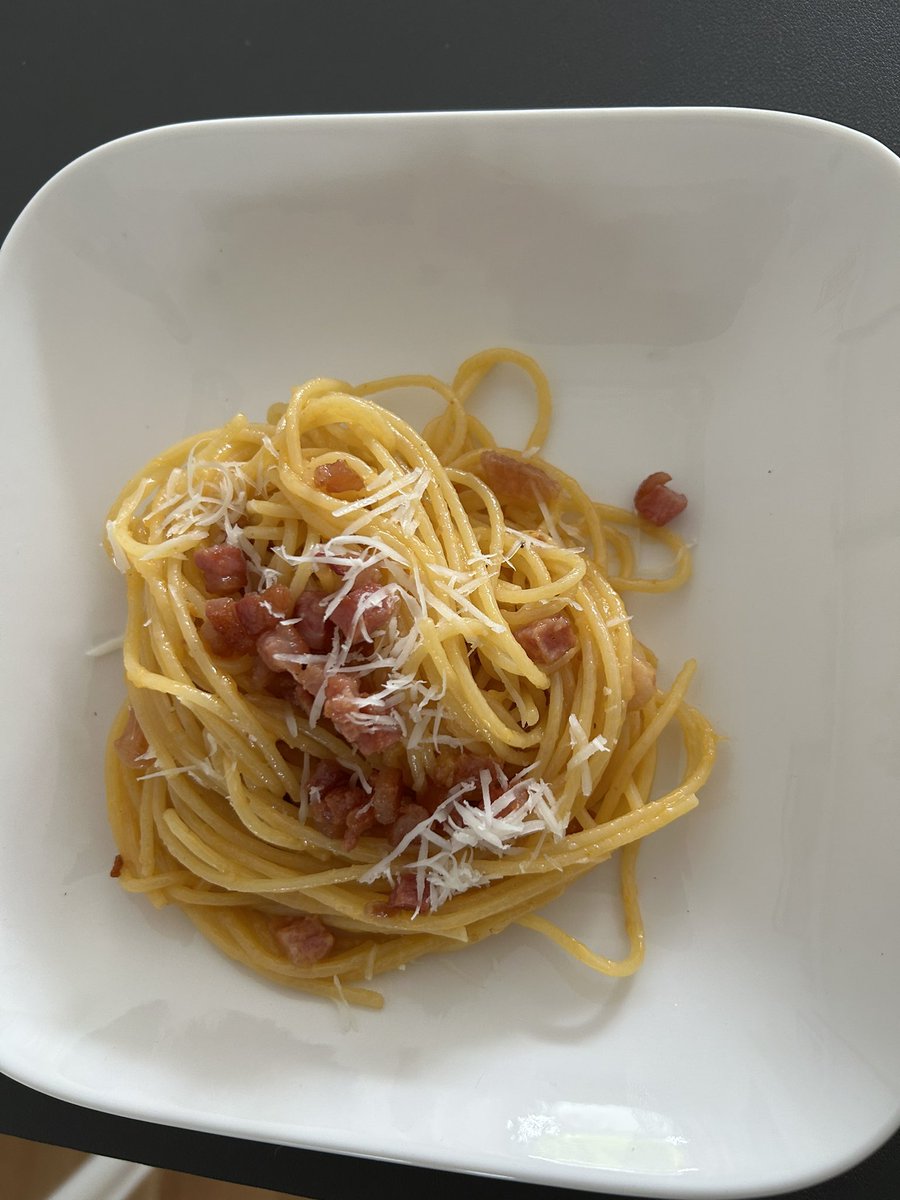 So, erster Versuch Carbonara - danke <a href="/mawilms/">Marc A. Wilms</a> <a href="/yuppieooo/">DaLex</a> für die Inspiration kürzlich… ich finds lecker, hoffe die Blacherin auch, wenn sie später vom Dienst kommt…😇