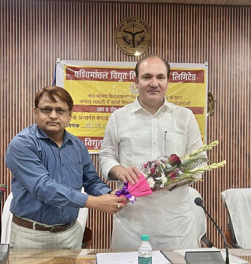 AshrafAliKhan__'s tweet image. #विकास_भवन  #शामली 
जनपद शामली के विद्युत विभाग के अधिकारियों के साथ महत्वपूर्ण बैठक में #थानाभवन_विधानसभा क्षेत्र की बिजली से सम्बंधित समस्याओं को लेकर बिंदुवार समीक्षा करते हुए छुटे हुए गांव के मजरों में बिजली सप्लाई की व्यवस्था स्थापित करना, ओवरलोड ट्रांसफार्मर की क्षमता…