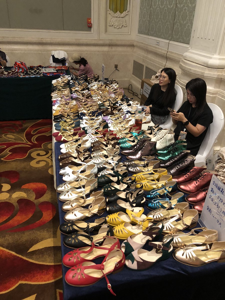 北京３日目！

写真は昨晩の様子。

この後はダンサーの皆様と朝6時まで飲み明かして、本日もメインパーティーです。

ステージの合間狙って北京のスウィングシーンの模様をお伝えしたい所。