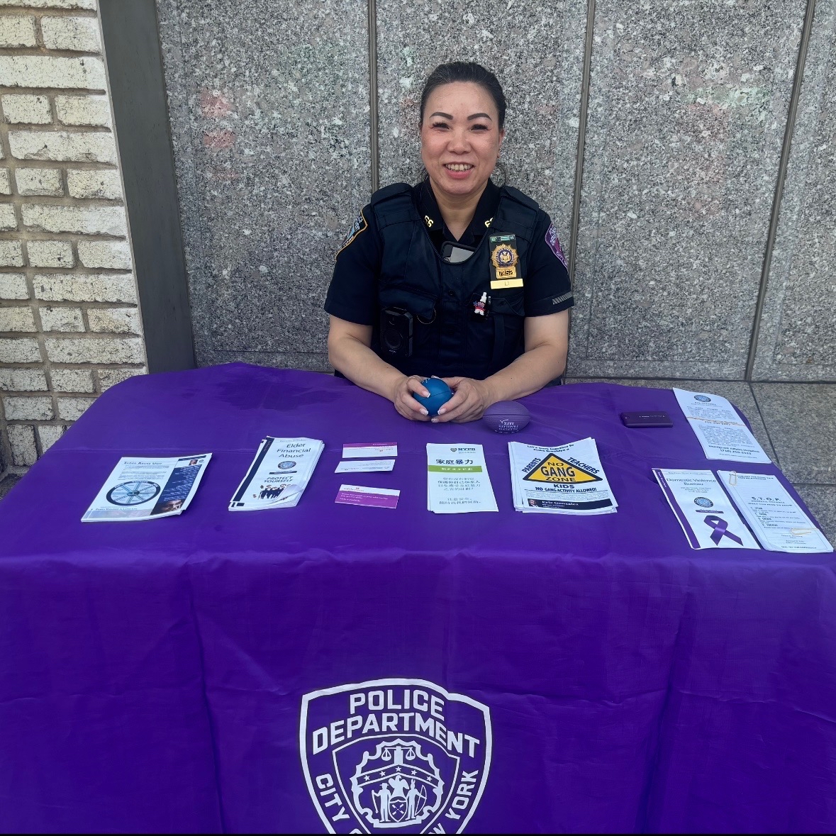 Today, our Domestic Violence Officers engaged with the community at the local train station, providing vital information and raising awareness about support services for those affected by domestic violence.
#NYPDDV
#CODDV
#DVAM2025