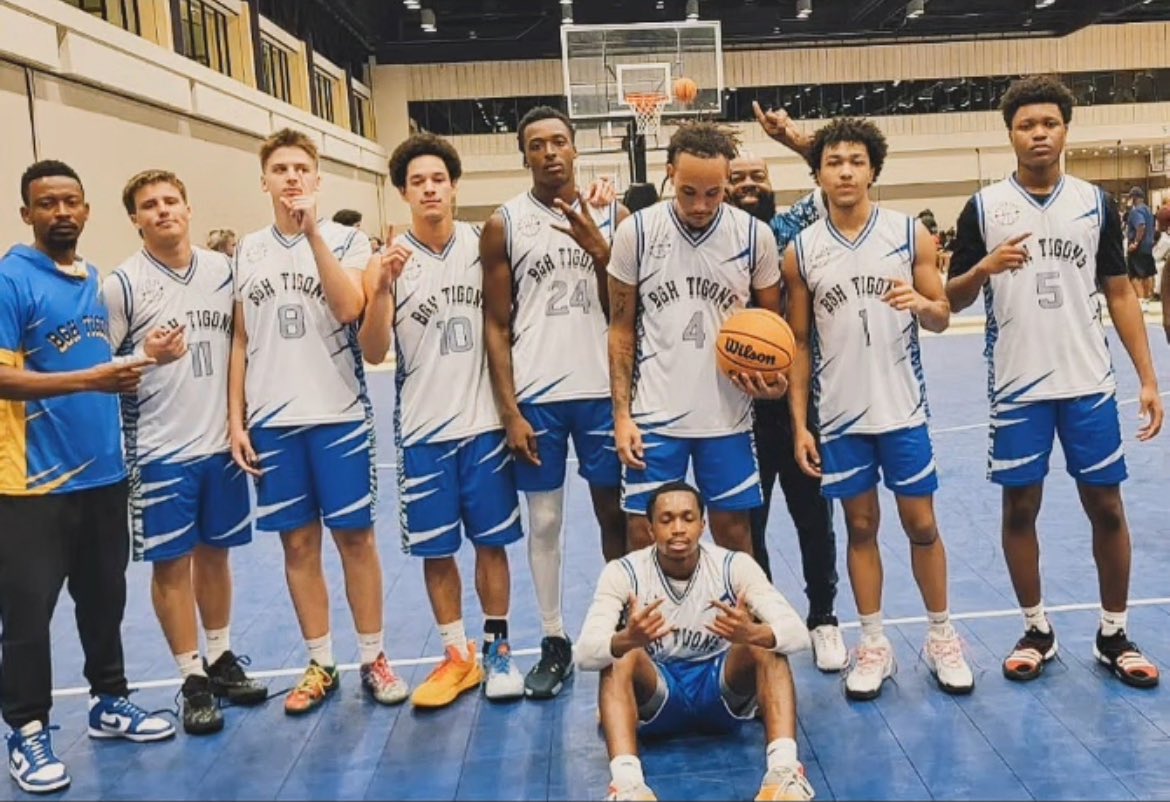 DavidSimpkins06's tweet photo. As my last AAU season comes to a close I just wanna thank @189Domaine @stizzo47 and the whole coaching staff for making the game fun and competitive these past 2 years for me. We played ball for a purpose and a reason. Thank you to all my teammates for making a difference! #LLC3 https://t.co/OIvgQNhqGH
