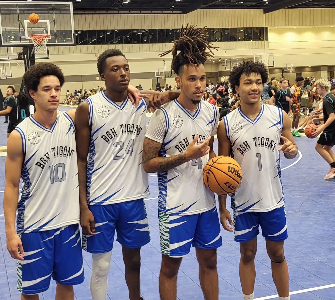 DavidSimpkins06's tweet photo. As my last AAU season comes to a close I just wanna thank @189Domaine @stizzo47 and the whole coaching staff for making the game fun and competitive these past 2 years for me. We played ball for a purpose and a reason. Thank you to all my teammates for making a difference! #LLC3 https://t.co/OIvgQNhqGH
