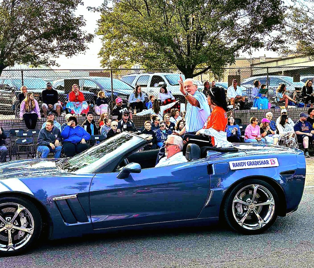 ronNcaphill's tweet photo. What a difference a year makes - #BroncosCountry #PFHOF-er #373 #RandyGradishar and wife Beth enjoying a relaxing ride in the annual @ProFootballHOF Parade.
This is why we enthusiastically advocated - so deserving of this greatness honor and ongoing recognition
📸 by @dolphreaky https://t.co/xqV8cM4oP2