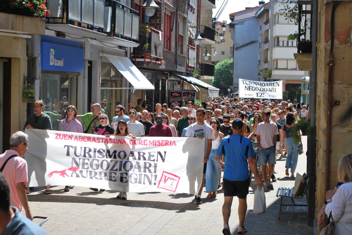 GedarLangileKZ's tweet photo. Zarautzen, turismoaren negozioari aurre egitera deitu du @Kontseilua_UrKo|k

"Higiezinen agentziak, errentatzaileak, ostalaritza-enpresak eta horien mende zaudeten politikariak, aurrean izango gaituzue!", adierazi dute gaurko  manifestazioan

🔗 https://t.co/QKbR6fpJ0Q https://t.co/XMe2QPKG1b