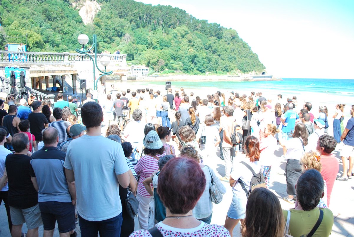 GedarLangileKZ's tweet photo. Zarautzen, turismoaren negozioari aurre egitera deitu du @Kontseilua_UrKo|k

"Higiezinen agentziak, errentatzaileak, ostalaritza-enpresak eta horien mende zaudeten politikariak, aurrean izango gaituzue!", adierazi dute gaurko  manifestazioan

🔗 https://t.co/QKbR6fpJ0Q https://t.co/XMe2QPKG1b