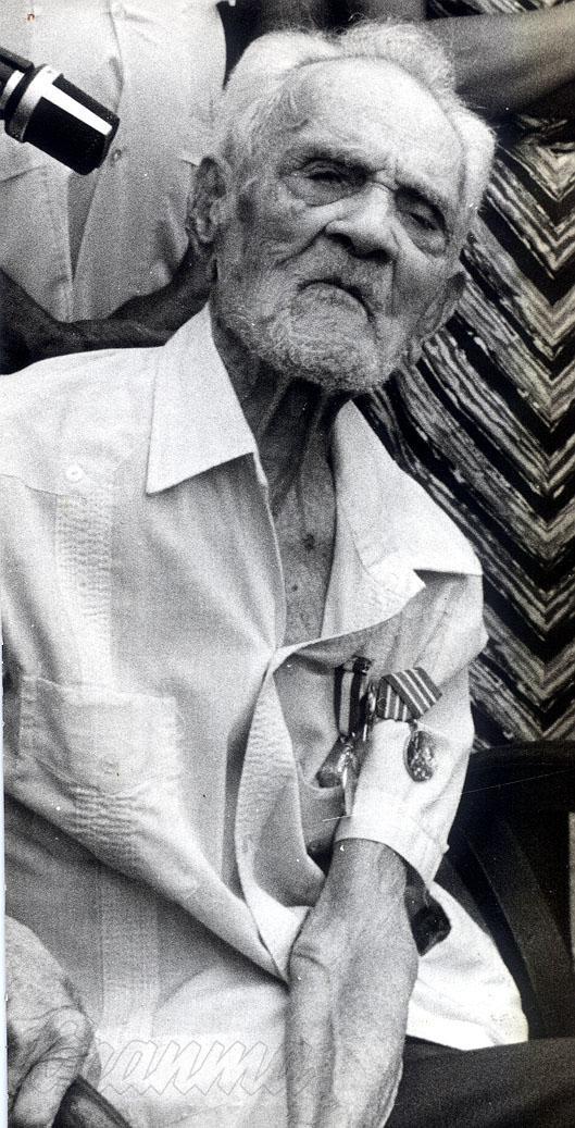 EL ÚLTIMO MAMBÍ JAMÁS ENTREGÓ SU FUSIL A LOS YANQUIS.
Juan Fajardo Vega, último integrante del Ejército Libertado cubano, falleció  a los 108 años de edad en Santiago de Cuba, el 2 de agosto de 1990.
#CubaViveEnSuHistoria 
granma.cu/hoy-en-la-hist…