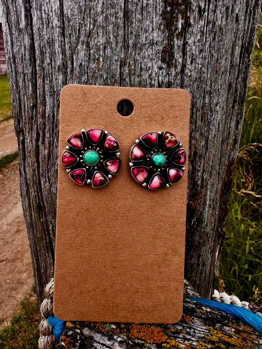 Desert Rose Studs 🏜️

Stunning red rose dahlia paired with a bold pop of emerald valley turquoise.

I can’t believe these are still available!