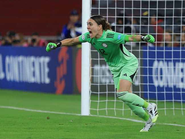 Hoy con el orgullo al 💯, % de todo corazón con  Katherine Tapia y Leicy Santos, nuestras campeonas en la #SeleccionColombia, que con su talento y disciplina emocionan a todo un país ¡ #VamosColombia! 🇨🇴⚽️ Fuerza en la final de la #CopaAmericaFEM