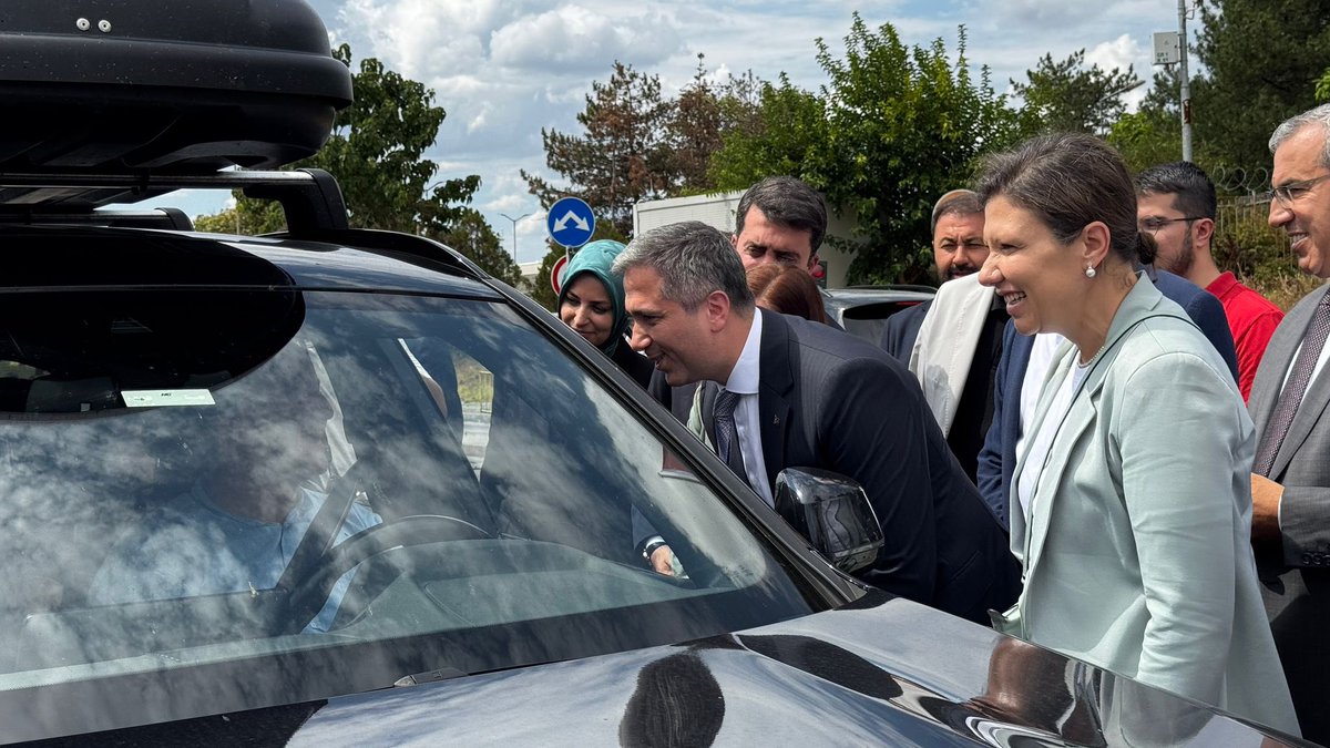📍Kapıkule 

Hoş geldiniz, vatanınıza, yuvanıza… 

Sıla hasretiyle geçen aylar, Kapıkule’de sevince dönüşüyor.

Gurbetten sılaya, özlemle kavuşan her yürek bizimle birlikte çarpıyor.

Türkiye’miz, yüreği memleket sevdasıyla atan her bir evladına daima açıktır.