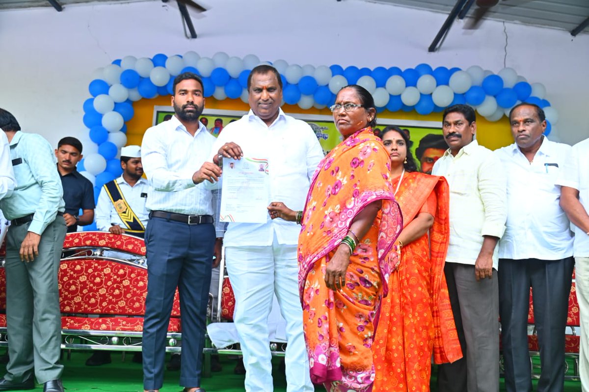 ❇️రేషన్ కార్డు అనేది పేద ప్రజల జీవన ప్రమాణానికి ప్రాముఖ్యత

❇️అర్హులైన ప్రతి ఒక్కరికీ సంక్షేమ ఫలాలు అందించేందుకు రాష్ట్ర ప్రభుత్వం కృషి

❇️రేషన్ కార్డు అనేది నిరంతర ప్రక్రియ

నూతనంగా మంజూరైన తెల్ల రేషన్ కార్డులను లబ్ది దారులకు పంపిణీ చేసిన  రాష్ట్ర సంక్షేమ శాఖ మంత్రి అడ్లూరి