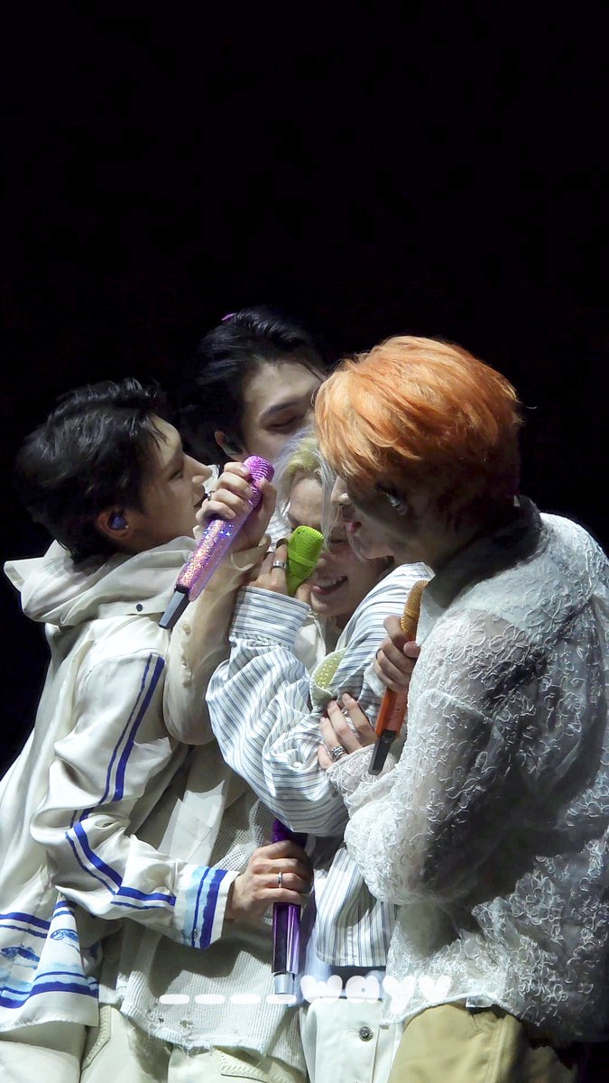 ____wayv's tweet image. 250802 No Way Out in SEOUL Day1

🐻‍🐱🐶🦄🐑〜〜〜❣️❣️❣️

#샤오쥔 #XIAOJUN #肖俊 #肖德俊
#シャオジュン #WayV #威神V