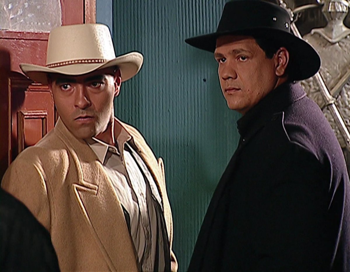 PasdeGavilanes's tweet photo. #PasiónDeGavilanes #PDG23 Armando contrata a dos profesionales para acabar con Franco. https://t.co/8Ie5bItFWb