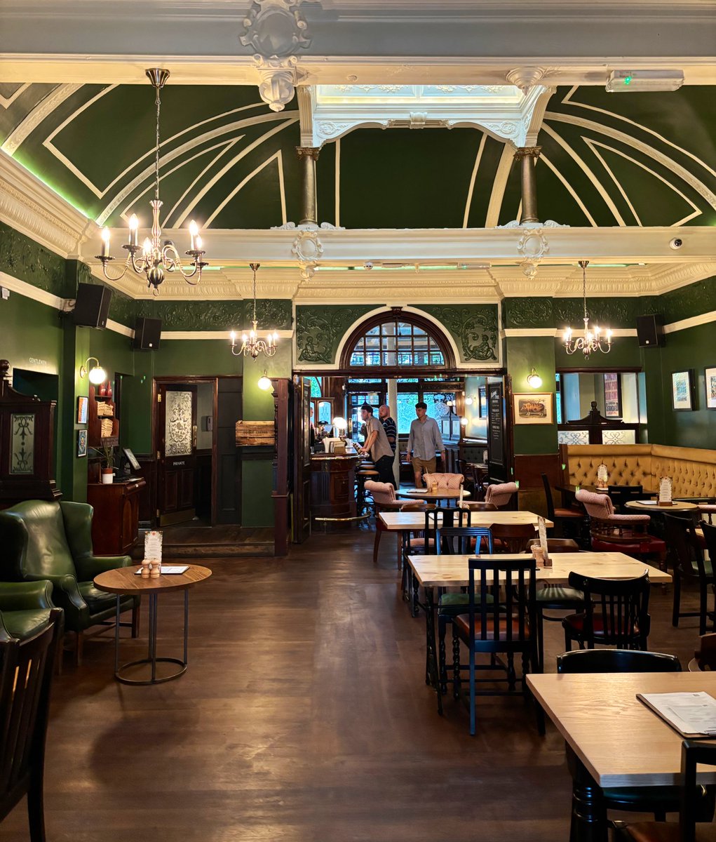 LondonPubMap's tweet image. The Great Northern Railway Tavern in Hornsey. What an absolute stunning pub. 
#GNRTavern #northlondon #hornsey #n8