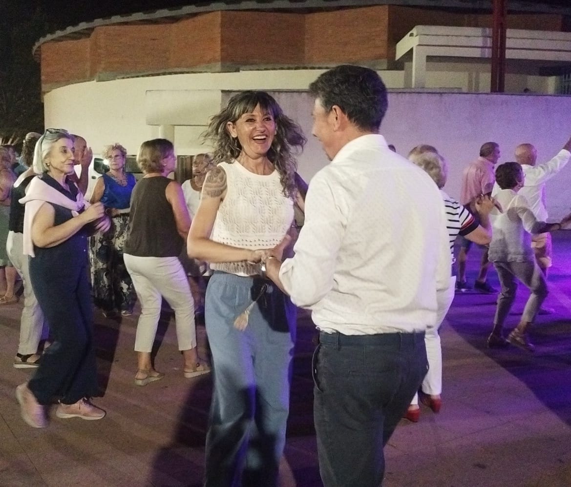 MaryLopez_Tgna's tweet photo. Ahir a la nit vam compartir sopar amb els veïns i veïnes de Sant Salvador i Sant Ramon per donar inici a les seves festes de barri. Vam gaudir d’una estona magnífica amb el pregó i el ball. Enhorabona a l’associació de veïns per la gran feina que feu!! 👏 https://t.co/SWoPs6x7tr