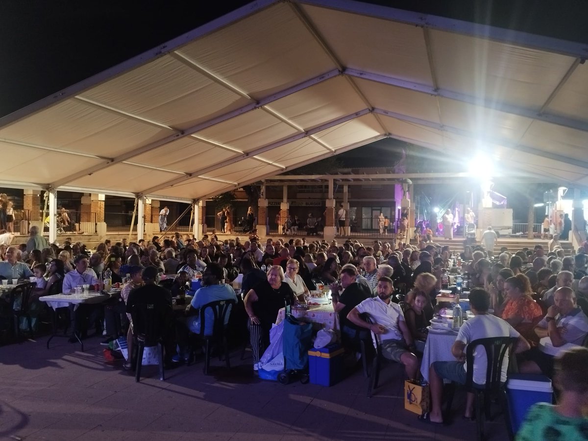 MaryLopez_Tgna's tweet photo. Ahir a la nit vam compartir sopar amb els veïns i veïnes de Sant Salvador i Sant Ramon per donar inici a les seves festes de barri. Vam gaudir d’una estona magnífica amb el pregó i el ball. Enhorabona a l’associació de veïns per la gran feina que feu!! 👏 https://t.co/SWoPs6x7tr