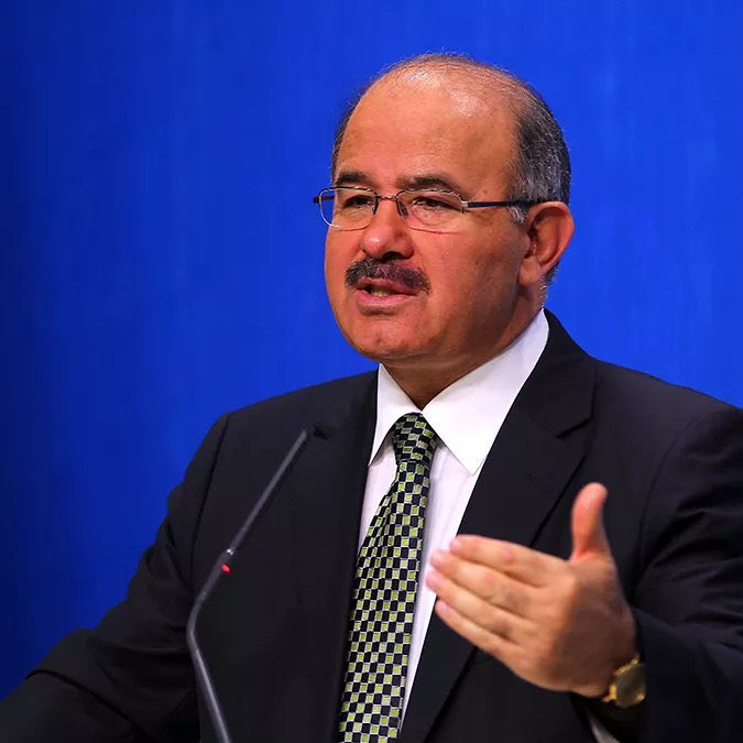 AK Parti’nin kurucularından Hüseyin Çelik:

“Yaklaşık 400 kişinin sahte yollarla profesör ve doçent unvanı aldığı iddiası, sıradan bir skandal değil; üniversite müessesesinin onurunu hedef alan bir darbedir.

Bu mesele halının altına süpürülerek çözülemez.”