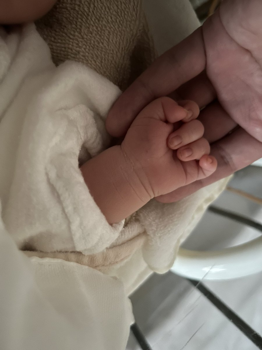 【ご報告】
ここ一年半くらいで、仕事もプライベートも本当に色々あり、この度家族が増えました。

既に娘にメロメロのパパですが、これからは家族3人で頑張って行こうと思います。