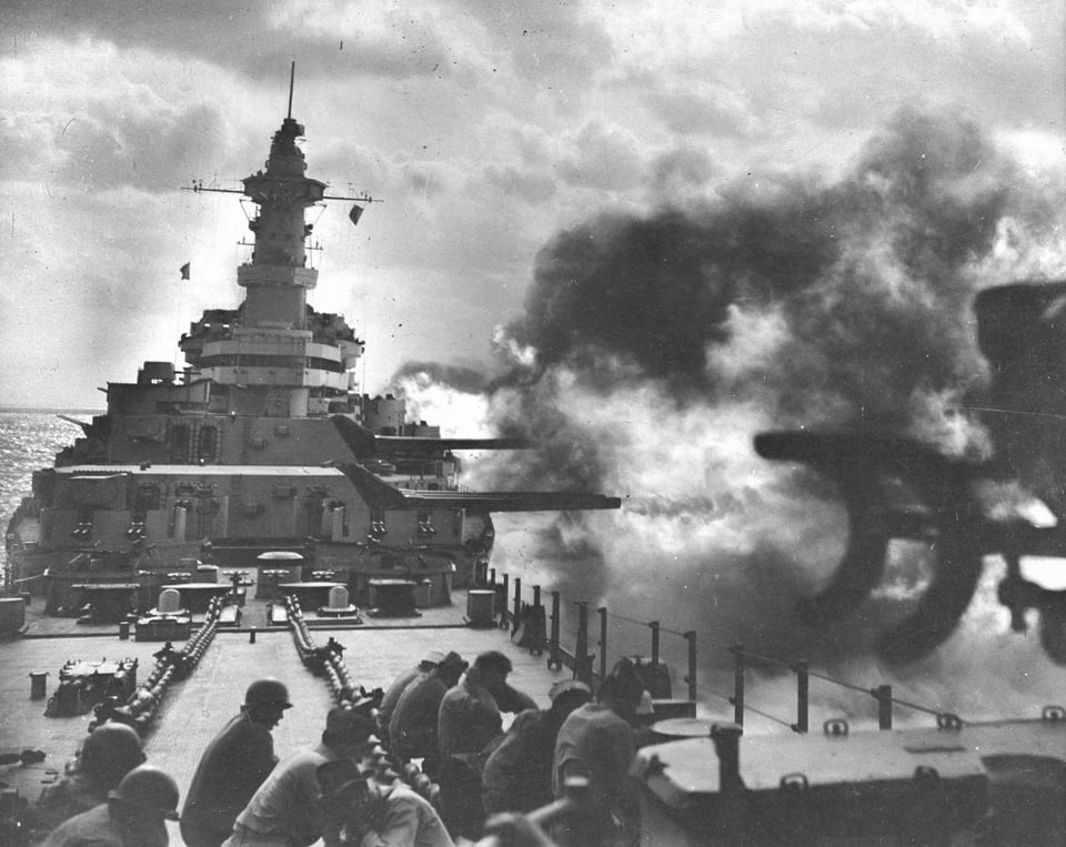 r116440's tweet image. 🇺🇸 @USNavy Iowa class #battleship USS Wisconsin (BB-64) during a gunnery exercise in 1945. Looking from the bow back #warship #BB64 #navy #naval @WISCONSINASSOC