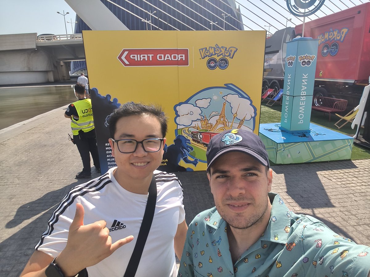 AlexEscri11's tweet photo. Dándole caña, con el gran @ozusken #PokemonGoTrip https://t.co/naezTTaYTk