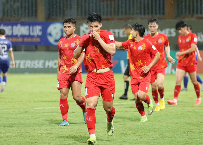 scorelikecom's tweet image. 🚨 PVF-CAND bất ngờ thay Quảng Nam dự V.League 2025/26 sau khi đội bóng xứ Quảng rút lui phút chót. Trường Tươi Đồng Nai từ chối suất lên hạng, PVF-CAND chớp thời cơ. Liệu họ đã sẵn sàng? Cơ hội vàng hay canh bạc liều lĩnh? 🤔
#Scorelike #VLeague2025 #PVFCAND