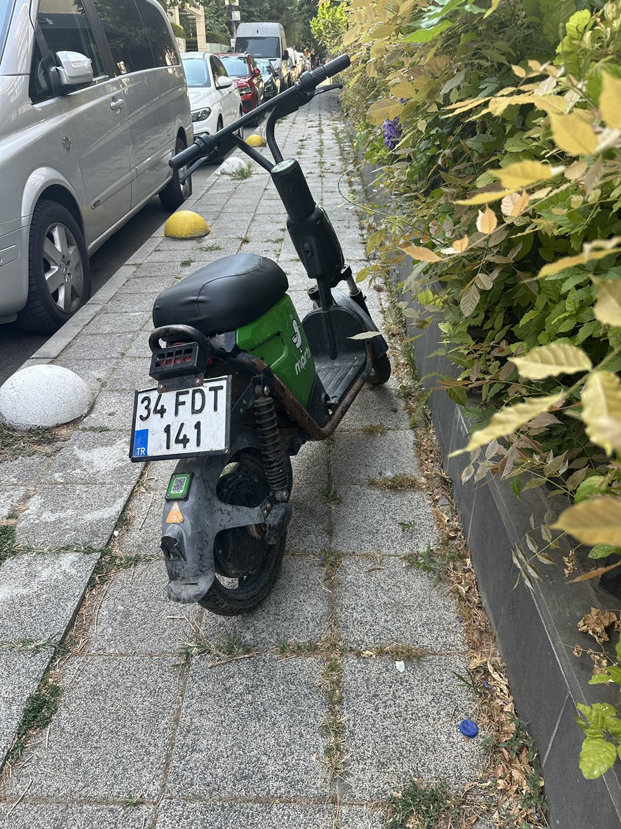 <a href="/martiteknoloji/">martı</a>, Kadıköy sokaklarinda bu şekilde kaldırıma park edilen ve kaldırımda yürüme yolunu bloke eden araçlarınız için ne yapıyorsunuz?