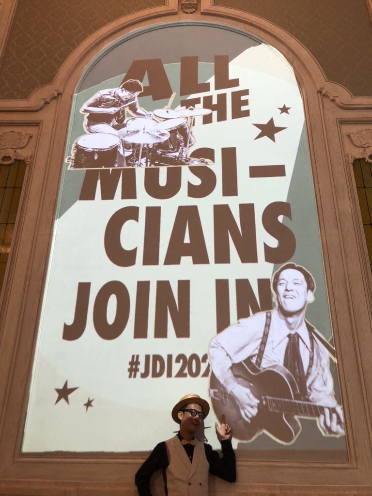 ダンスタイムの前にはインストラクターによるレッスン。
イベント毎に各国から来られるプロダンサーによる指導が受けれるのも、この手のイベントの特色ですね。

そして壁にはドドーンとクラスト各メンバーが大写し。
嬉しいやん。