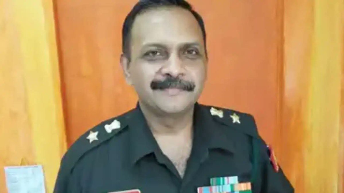 🇮🇳Jitendra pratap singh🇮🇳 (@jpsin1) on Twitter photo इनका नाम लेफ्टिनेंट कर्नल श्रीकांत पुरोहित है। 
ये भारतीय सेना के सबसे बुद्धिमान, बहादुर और देशभक्त अधिकारियों में से एक थे। 
इन्होंने भारतीय सेना की सैन्य खुफिया इकाई में सेवा की।
इन्हें पाकिस्तान और भारतीय आतंकवादी संगठनों इंडियन मुजाहिदीन और सिमी (अब पीएफआई) के बीच संबंधों का इनका नाम लेफ्टिनेंट कर्नल श्रीकांत पुरोहित है। 
ये भारतीय सेना के सबसे बुद्धिमान, बहादुर और देशभक्त अधिकारियों में से एक थे। 
इन्होंने भारतीय सेना की सैन्य खुफिया इकाई में सेवा की।
इन्हें पाकिस्तान और भारतीय आतंकवादी संगठनों इंडियन मुजाहिदीन और सिमी (अब पीएफआई) के बीच संबंधों का
