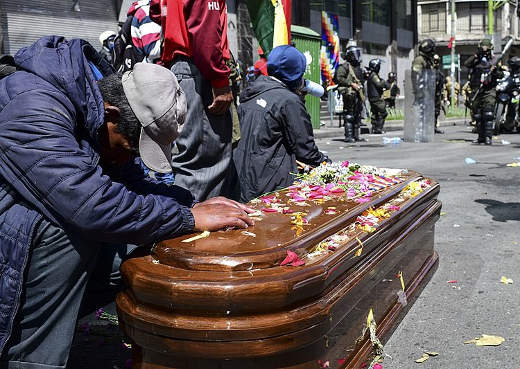 Doria Medina niega haber sido aliado 
clave del gobierno de la dictadura de Áñez, gobierno que ordenó las masacres de Senkata y Sacaba, con un decreto que dio prerrogativa para  asesinar a bolivianos el 2019.
🧵