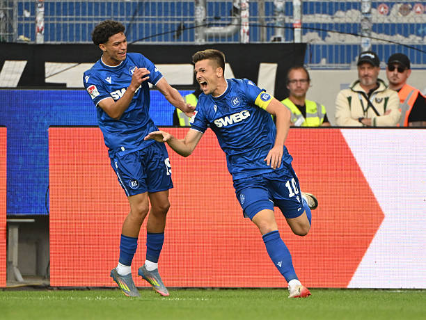 bundesliga_br2's tweet photo. O Karlsruhe recebeu o Preußen Münster no BBBank Wildpark, os azuis venceram por 3-2, gols de Ben Farhat, Wanitzek e Egloff. Para os Adler, gols de Amenyido e Lokotsch.

#KSCPRM 
#Bundesliga https://t.co/BtMzGwRz2Z