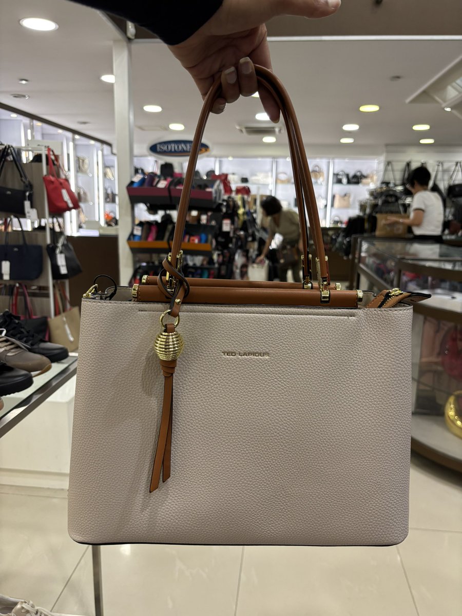 Fetch Paris tweet media