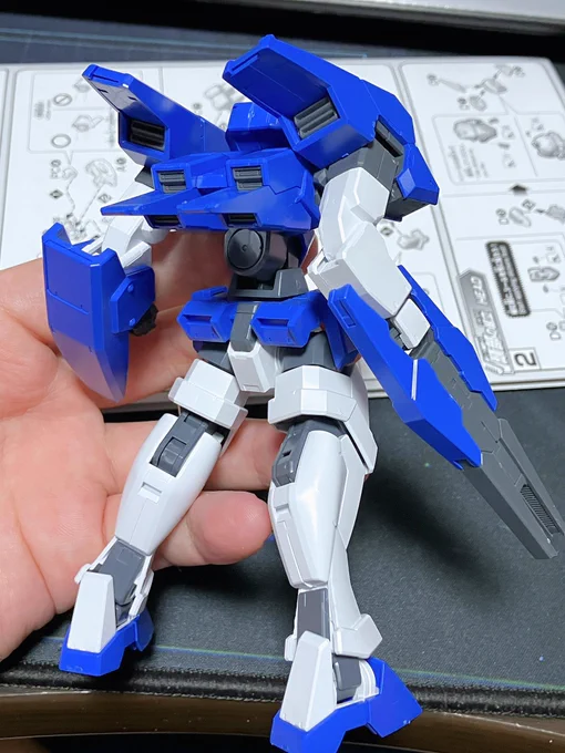 やっと色々片付いたのでジェノアスOカスタムを組んだ シンプルで色分けもバッチリ…なんだけど 、全身に渡るポリキャップの使用で流石に年月を感じるぜ ポリキャップが全部割と緩めというか、これ数年どころか数ヶ月で全身ヘロヘロになっちまうんじゃねえか…?