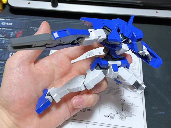 やっと色々片付いたのでジェノアスOカスタムを組んだ シンプルで色分けもバッチリ…なんだけど 、全身に渡るポリキャップの使用で流石に年月を感じるぜ ポリキャップが全部割と緩めというか、これ数年どころか数ヶ月で全身ヘロヘロになっちまうんじゃねえか…?