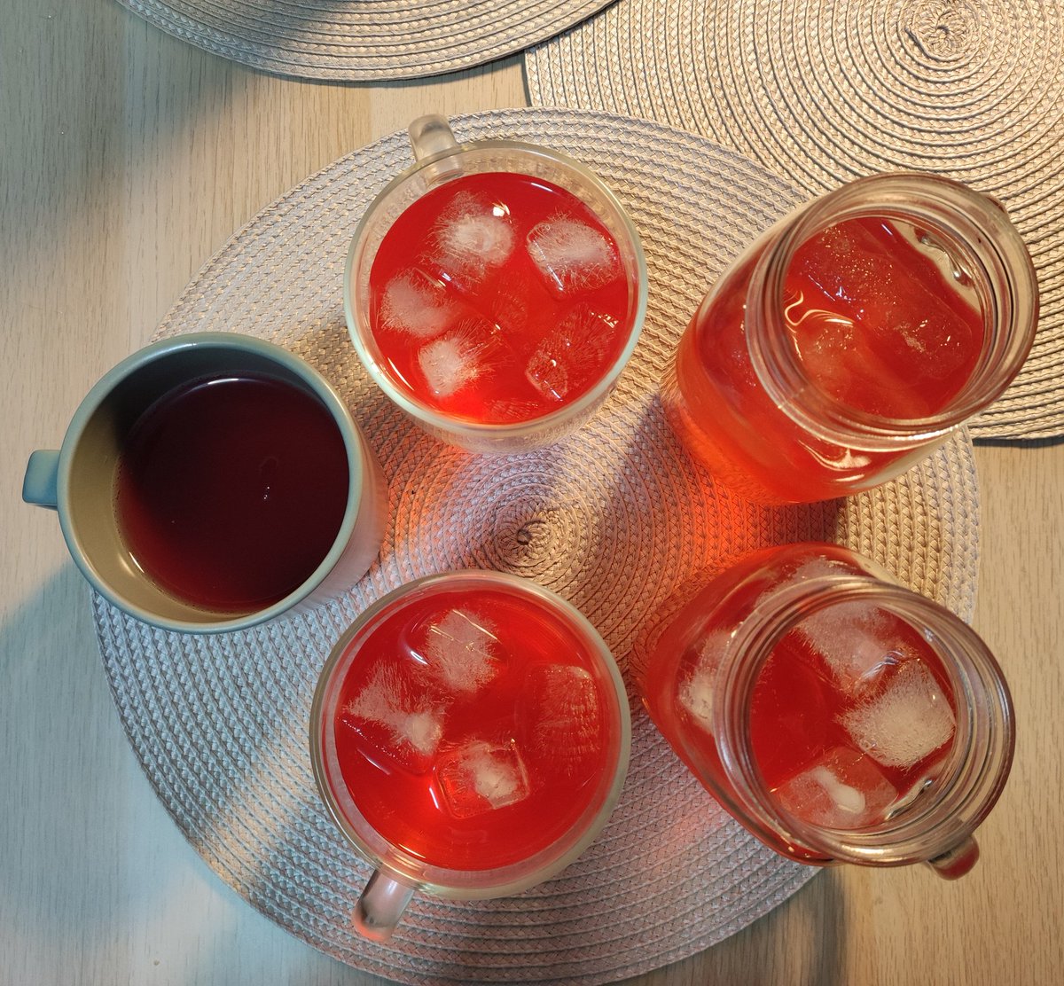 AlterCoupleBJ's tweet photo. ๐ Cheers!
Soju+Strawberry Syrup+Soda
#Shoturday https://t.co/gliamoa20I