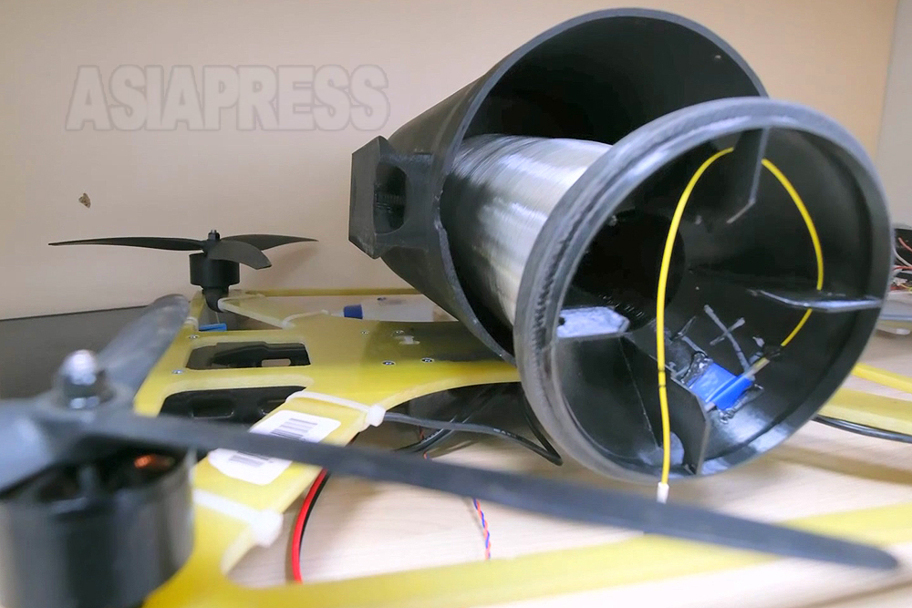 API_Ukraine's tweet image. ロシア軍の光ファイバーケーブル有線式自爆ドローンのケーブルタンクの内部。白く見えますが透明ケーブル。釣り糸のようなケーブルがミシンのボビン糸のように巻いてありタンクの後部穴からクモが糸を出すようにして飛行。操作・映像信号を伝送し15km以上飛行可能。自爆攻撃用なので１回きりの使い捨て