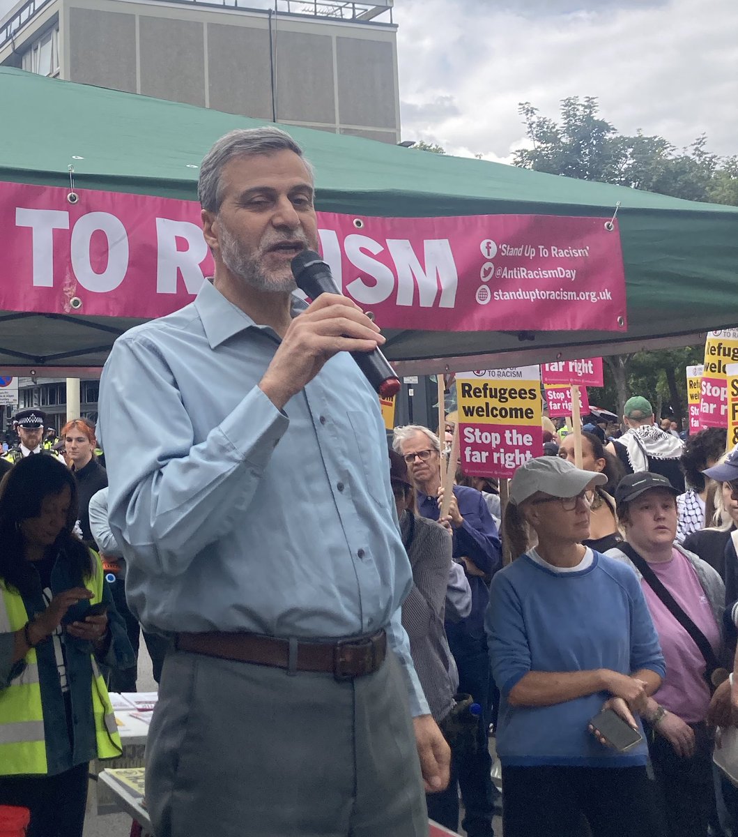 AntiRacismDay's tweet image. Mohammed Kozbar Chair of Finsbury Park Mosque at Islington demo : Refugees risk their lives to come here because we interfere in their countries! The far right target Black, Muslim, Jewish &amp;amp; Irish communities  - they will come for others when they are finished with us!