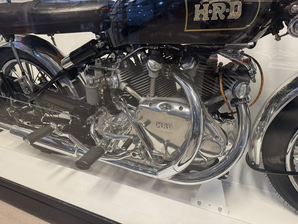 ¿Hay moteros acá? 
Parte de la misma colección de MB que salió ayer a la venta, incluye esta gema intergaláctica: HRD Vincent Black Shadow en un estado insoportablemente bueno. En caja de vidrio. 
La mejor moto (de calle) de la historia.