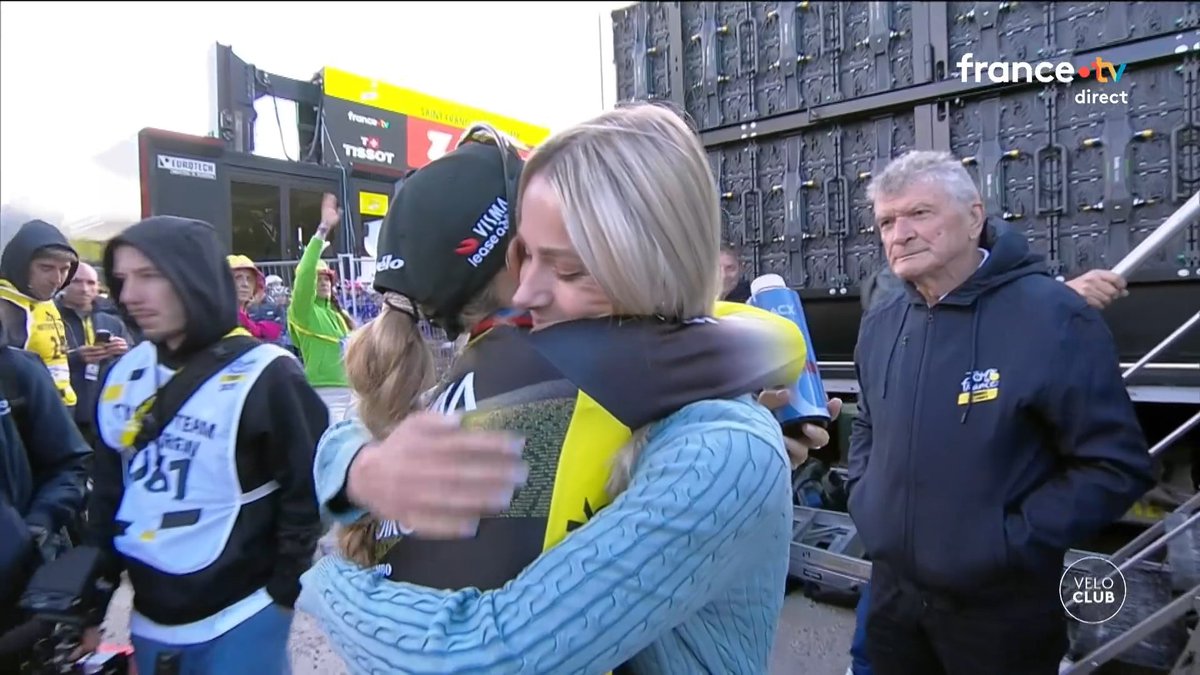 LeGruppetto's tweet image. Marion Rousse: "Je ne sais plus où j'habite, c'est un moment incroyable ! C'est exceptionnel, ça va marquer l'histoire du sport. Pauline, on a commencé la compet' ensemble à 10 ans. Vivre ça toutes les deux, je n'ai pas les mots. Je suis fière pour le cyclisme féminin." #TDFF2025