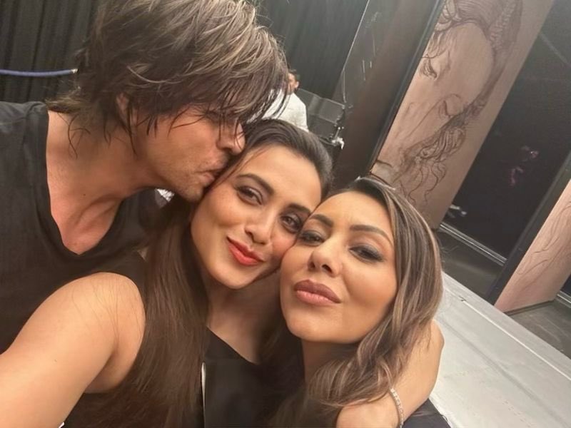 Shah Rukh Khan Universe Fan Club (@srkuniverse) on Twitter photo Gauri Khan shares a heartwarming moment with Shah Rukh Khan and Rani Mukerji as they celebrate his National Award win! What a frame full of legacy, love, and pure joy ❤️🏆✨
KING KHAN NATIONAL AWARDEE
<a href="/iamsrk/">Shah Rukh Khan</a> <a href="/gaurikhan/">Gauri Khan</a>
#ShahRukhKhan #King #NationalFilmAwards #NationalAwards Gauri Khan shares a heartwarming moment with Shah Rukh Khan and Rani Mukerji as they celebrate his National Award win! What a frame full of legacy, love, and pure joy ❤️🏆✨
KING KHAN NATIONAL AWARDEE
<a href="/iamsrk/">Shah Rukh Khan</a> <a href="/gaurikhan/">Gauri Khan</a>
#ShahRukhKhan #King #NationalFilmAwards #NationalAwards
