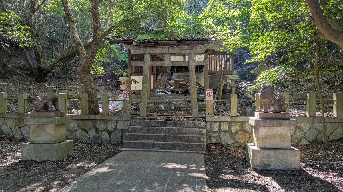 この崩れてしまった社殿も物悲しい資料として。