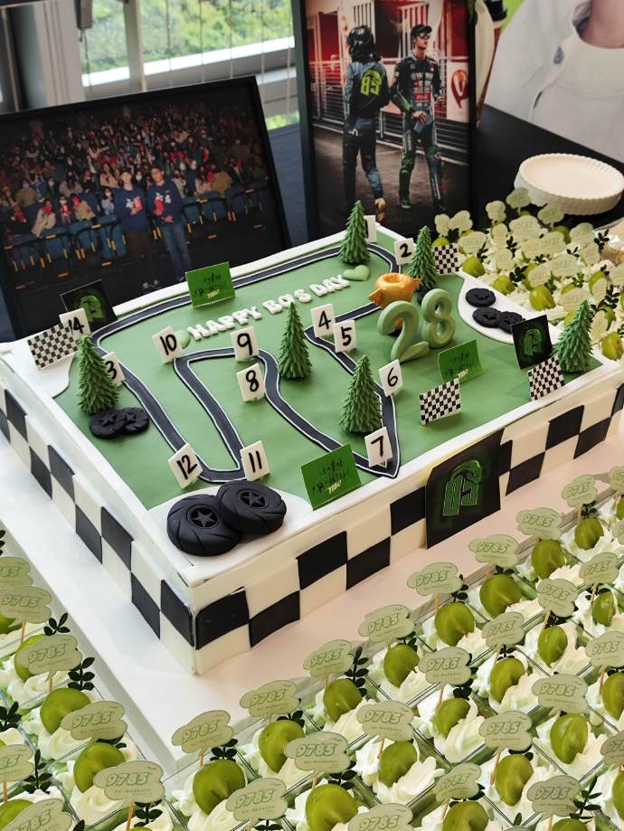 이보 28세 생일 축하 케이크 콘테스트 Part 1

m.weibo.cn/detail/5195270…
王一博_WYBBar