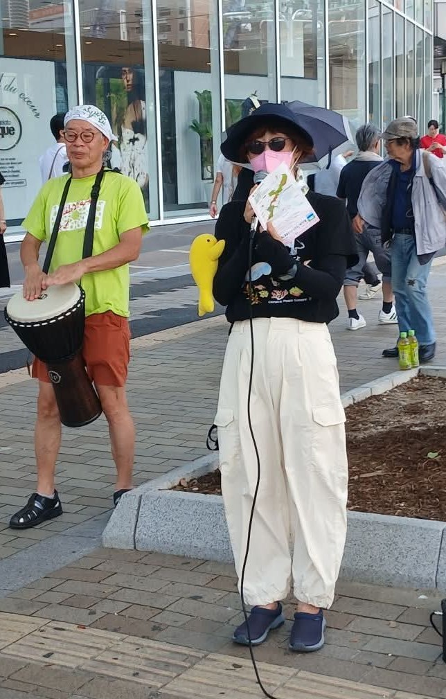 本日の神戸行動は17人の参加で120枚のチラシ配布、8筆の署名を頂きました。暑い！
Play for peaceと書かれたTシャツを着た外国の方が署名をして下さいました。私達も平和の為に活動したい。
日本人ファーストというのであれば沖縄の米軍基地の前で叫び、日米地位協定をまず破棄すべきだと訴えました。