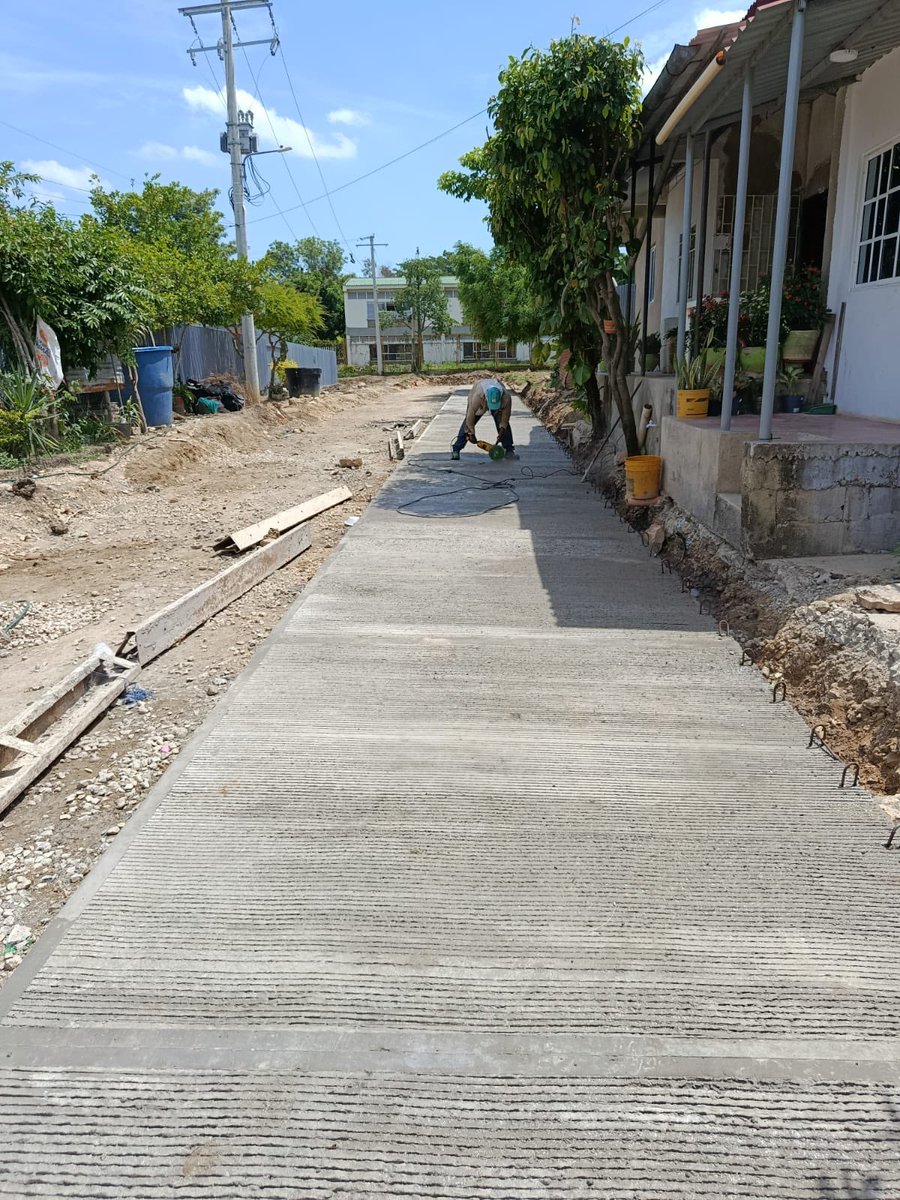 Hace una semana estuvimos avisando que llegaría el concreto a Nuevo Valle, en San Juan Nepomuceno 🚧

No solo llegó, sino que ya llegamos a 60 metros de pavimento rígido, 24 losas. Esto va bien. 

Gran avance y esfuerzo de todo el equipo.