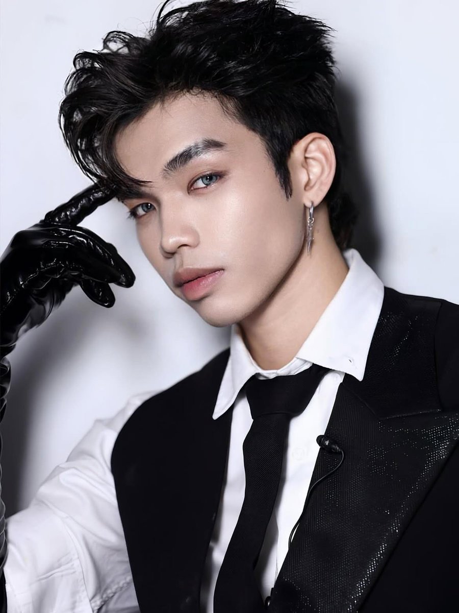 cbchesrir's tweet photo. 📨✍️🥂
#LeBinTheVi
#Lezii
#ShowItAll2025
#ShowItallVietNam
#Tanbinhtoannang2025 https://t.co/hy6zKU9Lng