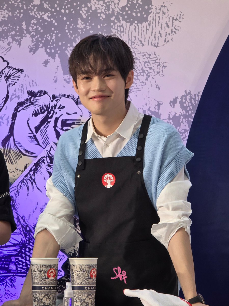 chenle looks insanely handsome