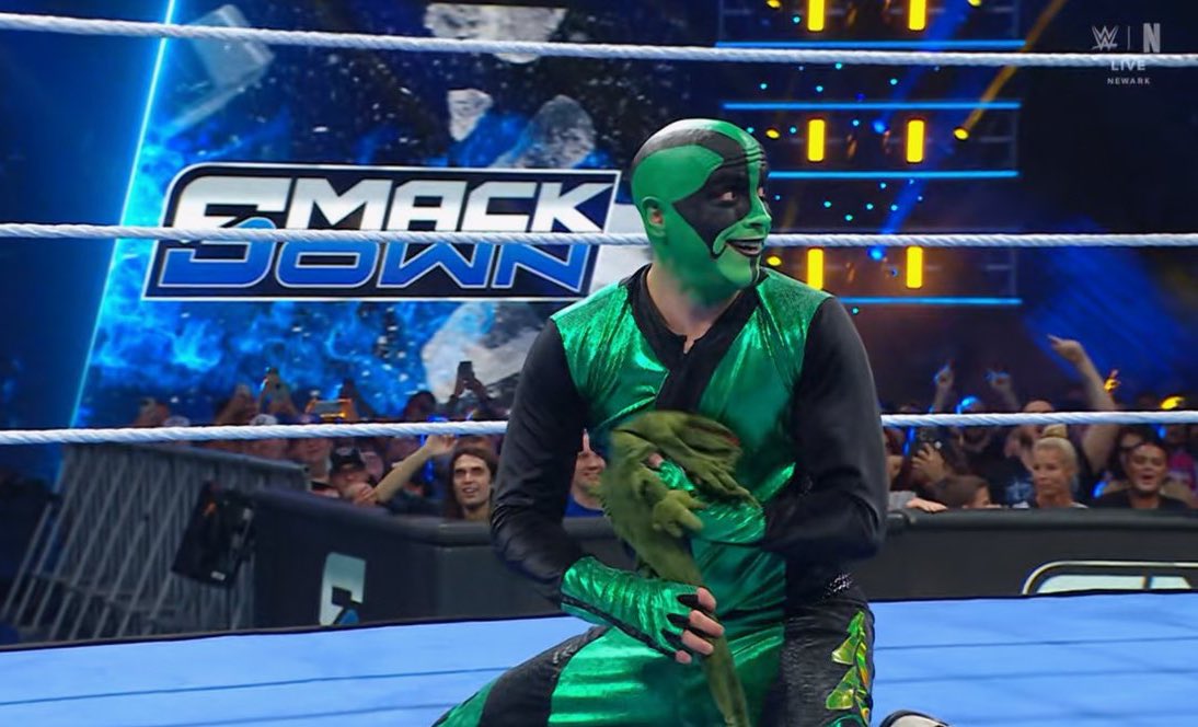 Thank you Newark! I’ll never forget this warm welcome 🥹. 

As soon as the music hit and I heard your reaction, yezka’s heart got bigger 💚

Thank you <a href="/WWE/">WWE</a> Universe! #SmackDown turned Green !