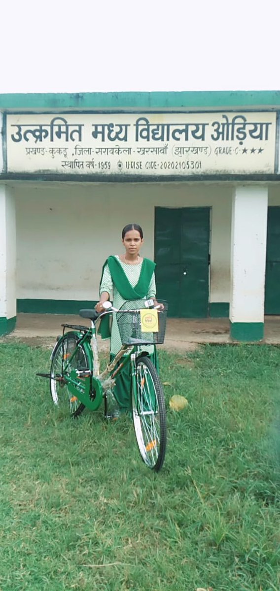 GourangoDutta7's tweet photo. #एक_छोटा_सा_प्रयास 
इस विषय को तत्परता दिखाते हुए सोशल मीडिया फेसबुक/ट्विटर हैंडल के माध्यम से आवाज उठाया एवं कुकड़ु प्रखंड के जनता द्वार शिविर में उपायुक्त डीसी साहब को आवेदन सोपा गया था।

बालिकाओं को आज म०विद्यालय तिरुलडीह से साइकिल उपलब्ध हुआ। 
धन्यवाद @DCseraikella महोदय 🙏 https://t.co/hUjpE5aJVC