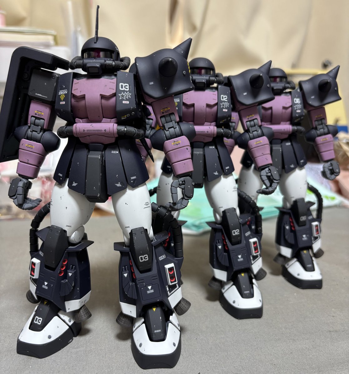 sou_evo's tweet photo. 三連星ザク完成。
黒1・・・ブルーFS15044 50%＋ロシアンエアクラフトブルー（2） 50%
黒2・・・ミッドナイトブルー
白・・・ガンダムカラー　ホワイト（17）
紫・・・ガンダムカラー　パープル（4） https://t.co/wuKFZ7Og16