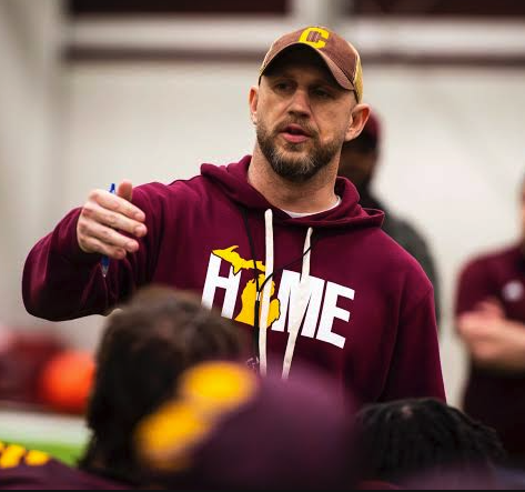 Matt Drinkall—new head football coach at Central Michigan University—gets it.

"I love football, but I am never going to let it consume my life.

I make everybody leave the office at 5:30 every day."

🧵 THREAD on his journey to CMU.